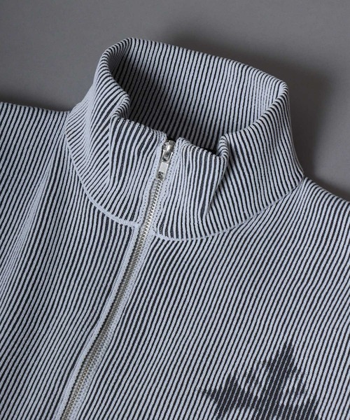 SITRY(シトリー)の「Trival Logo Knit Blouzon/トライバルロゴ オーバーサイズ ドローコード ニット ブルゾン ドライバーズニット(カーディガン/ボレロ・メンズ・ホワイト/ブラック・L/M)」の3枚目の写真