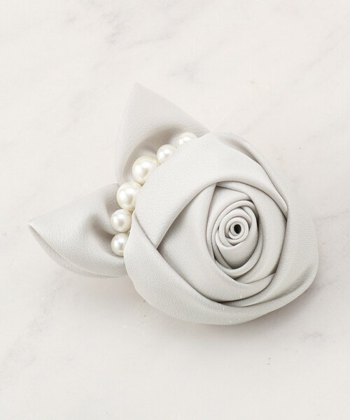 couture brooch(クチュールブローチ)の「ローズパール調コサージュ(ブローチ/コサージュ・レディース・ネイビー/ナチュラル/アイボリー・00)」の2枚目の写真
