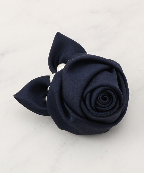 couture brooch(クチュールブローチ)の「ローズパール調コサージュ(ブローチ/コサージュ・レディース・ネイビー/ナチュラル/アイボリー・00)」の3枚目の写真