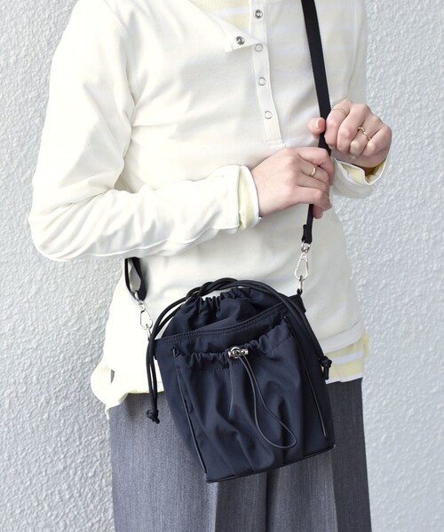 SHIPS Colors（シップス カラーズ）の「【WEB限定】SHIPS Colors:ナイロン ギャザー ミニ ショルダーバッグ◇（ショルダーバッグ・レディース・ブラック・ONE SIZE）」の12枚目の写真