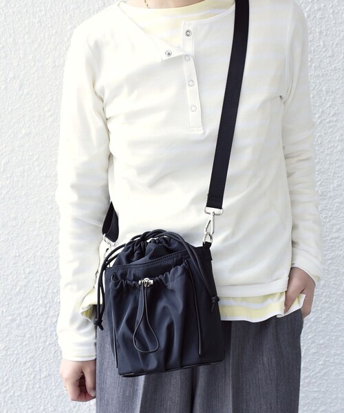 SHIPS Colors（シップス カラーズ）の「【WEB限定】SHIPS Colors:ナイロン ギャザー ミニ ショルダーバッグ◇（ショルダーバッグ・レディース・ブラック・ONE SIZE）」の13枚目の写真