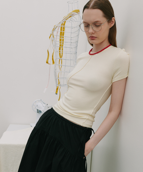 320SHOWROOM(320ショールーム)の「Back cut-out Diagonal stitch Short Sleeve T Yellow(Tシャツ/カットソー・レディース・その他・ONE SIZE)」の2枚目の写真