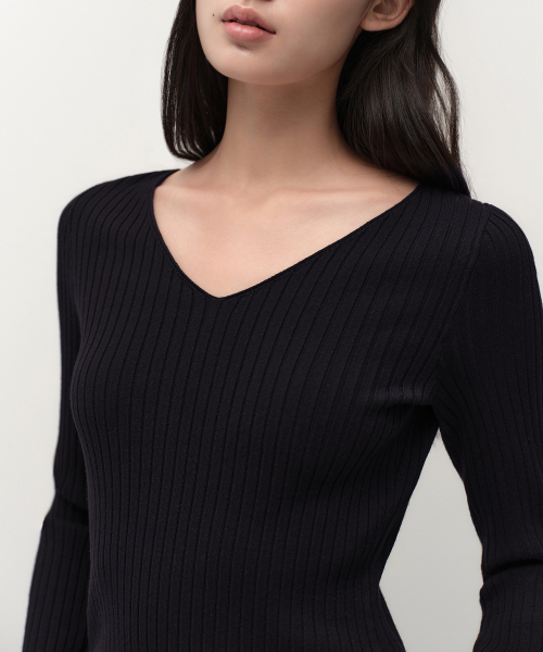 MUSINSA STANDARD WOMAN（ムシンサスタンダードウーマン）の「ウィメンズワイドリブスリムVネックニット[ブラック]（ニット/セーター・レディース・その他・SMALL/MEDIUM/LARGE/X-SMALL）」の4枚目の写真