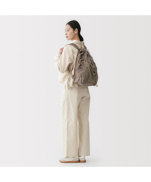 無印良品（ムジルシリョウヒン）の「撥水　リップストップ　リュックサック（バックパック/リュック・レディース・ブラック/ブラウン系・FREE）」の2枚目の写真