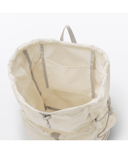 無印良品（ムジルシリョウヒン）の「撥水　リップストップ　リュックサック（バックパック/リュック・レディース・ブラック/ブラウン系/オフホワイト・FREE）」の17枚目の写真