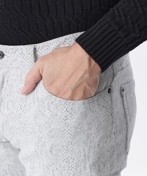 EPOCA UOMO(エポカウォモ)の「パイソンジャカードデニムパンツ(デニムパンツ・メンズ・ホワイト/チャコールグレー・46/48)」の9枚目の写真