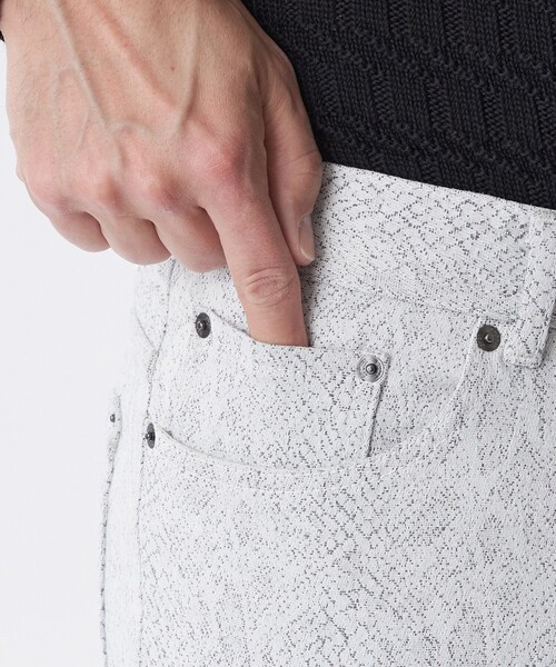 EPOCA UOMO(エポカウォモ)の「パイソンジャカードデニムパンツ(デニムパンツ・メンズ・ホワイト/チャコールグレー・46/48)」の10枚目の写真