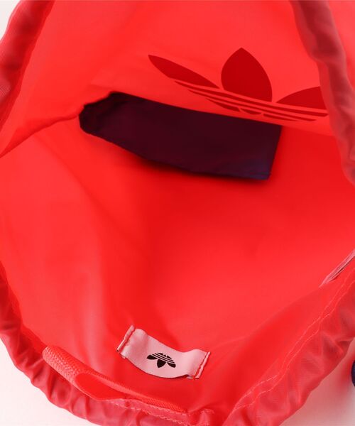 adidas(アディダス)の「ADIDAS ウェア アディダス U ADICOLOR GYMSACK バッグ KD7822 SEMILUCIDRED(ボディバッグ/ウエストポーチ・メンズ・レッド・FREE)」の4枚目の写真