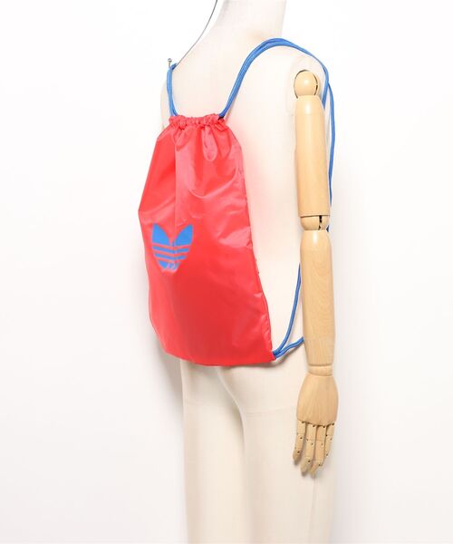 adidas(アディダス)の「ADIDAS ウェア アディダス U ADICOLOR GYMSACK バッグ KD7822 SEMILUCIDRED(ボディバッグ/ウエストポーチ・メンズ・レッド・FREE)」の2枚目の写真