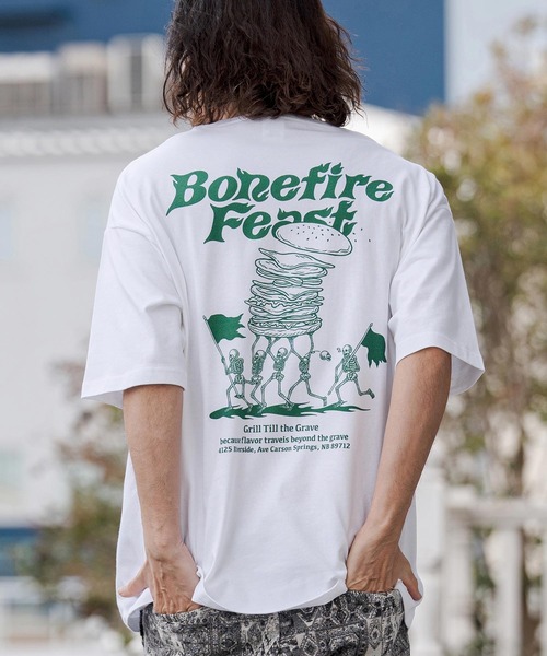 CAMBIO（カンビオ）の「mt10271- ビッグシルエットプリントT（Bonefire Feast） Tシャツ(CASD-177)（Tシャツ/カットソー・メンズ・ホワイト×ブルー/ホワイト×グリーン/ホワイト×レッド・XL/L/M/S）」の2枚目の写真