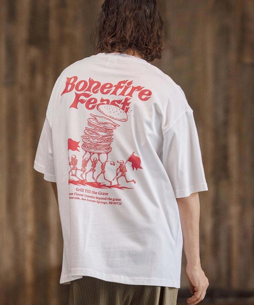 CAMBIO（カンビオ）の「mt10271- ビッグシルエットプリントT（Bonefire Feast） Tシャツ(CASD-177)（Tシャツ/カットソー・メンズ・ホワイト×ブルー/ホワイト×グリーン/ホワイト×レッド・XL/L/M/S）」の7枚目の写真