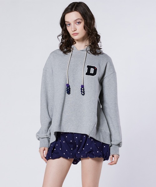 DOUBLE STANDARD CLOTHING（ダブルスタンダードクロージング）の「Dロゴワッペン 裏毛フーディー（パーカー・レディース・トップグレー/ブラック・FREE）」の2枚目の写真