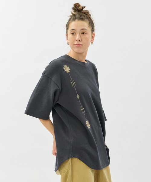 PENDLETON(ペンドルトン)の「PENDLETON/ペンドルトン ショートスリーブ ピケ エンブロイダリー Tシャツ(Tシャツ/カットソー・メンズ・チャコールグレー/ベージュ/ライトブルー・LARGE/MEDIUM)」の4枚目の写真