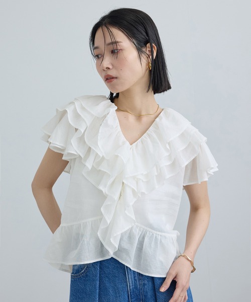 SALON adam et rope'(サロン アダム エ ロペ)の「【WEB限定】コットンオーガンジーラッフルフリルブラウス(シャツ/ブラウス・レディース・ブラック/オフホワイト・FREE)」の2枚目の写真