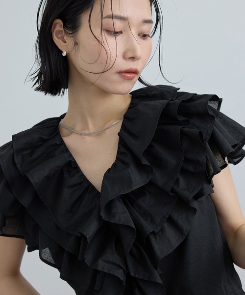 SALON adam et rope'(サロン アダム エ ロペ)の「【WEB限定】コットンオーガンジーラッフルフリルブラウス(シャツ/ブラウス・レディース・ブラック/オフホワイト・FREE)」の1枚目の写真