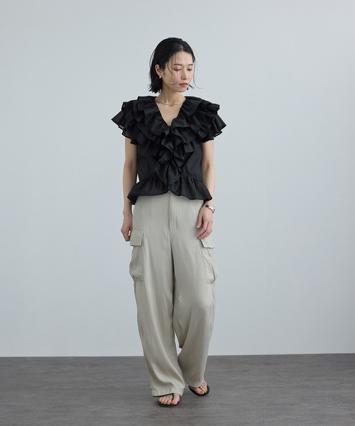 SALON adam et rope'(サロン アダム エ ロペ)の「【WEB限定】コットンオーガンジーラッフルフリルブラウス(シャツ/ブラウス・レディース・ブラック/オフホワイト・FREE)」の6枚目の写真
