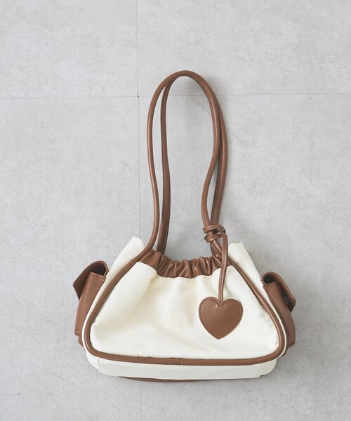 mystic(ミスティック)の「ハートチャーム付きコンビBAG(トートバッグ・レディース・アイボリー/ブラック・ONE SIZE)」の2枚目の写真