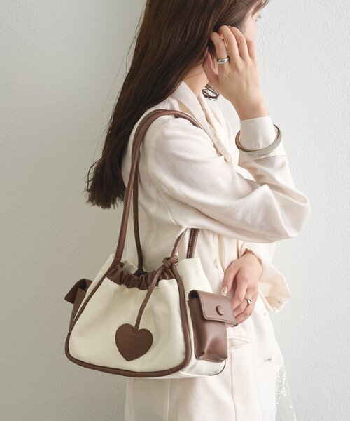 mystic(ミスティック)の「ハートチャーム付きコンビBAG(トートバッグ・レディース・アイボリー/ブラック・ONE SIZE)」の3枚目の写真