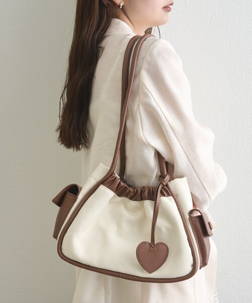 mystic(ミスティック)の「ハートチャーム付きコンビBAG(トートバッグ・レディース・アイボリー/ブラック・ONE SIZE)」の4枚目の写真