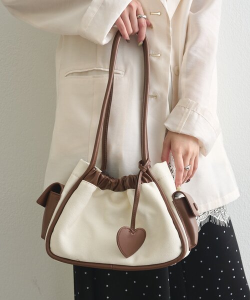 mystic(ミスティック)の「ハートチャーム付きコンビBAG(トートバッグ・レディース・アイボリー/ブラック・ONE SIZE)」の5枚目の写真