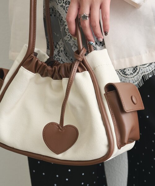 mystic(ミスティック)の「ハートチャーム付きコンビBAG(トートバッグ・レディース・アイボリー/ブラック・ONE SIZE)」の6枚目の写真