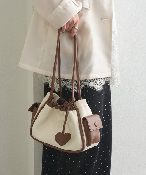 mystic(ミスティック)の「ハートチャーム付きコンビBAG(トートバッグ・レディース・アイボリー/ブラック・ONE SIZE)」の7枚目の写真