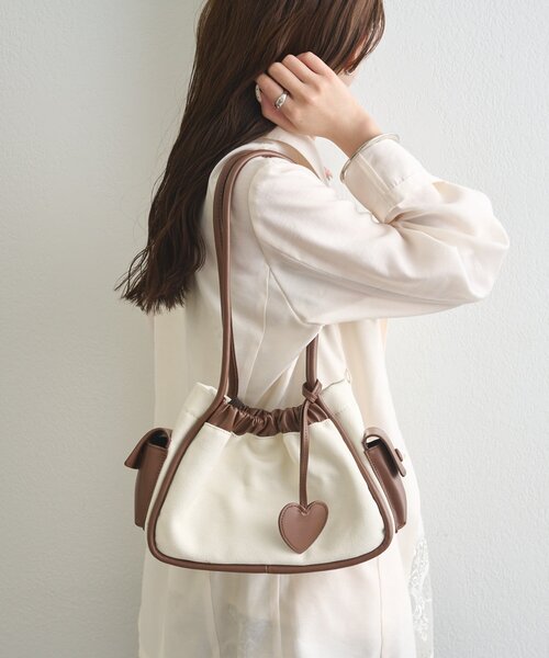 mystic(ミスティック)の「ハートチャーム付きコンビBAG(トートバッグ・レディース・アイボリー/ブラック・ONE SIZE)」の8枚目の写真