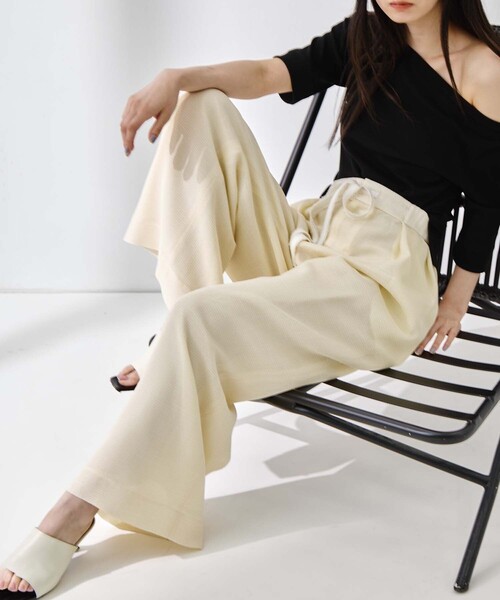 STUDIOUS(ステュディオス)の「【STUDIOUS/ステュディオス】Washable Mesh Relax Trousers/ウォッシャブルメッシュリラックストラウザー(スラックス・レディース・アイボリー/マルチ/ブラック・1/2)」の3枚目の写真