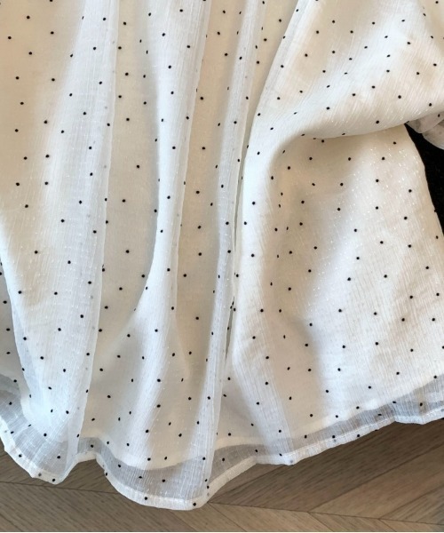 LUCPY(ラクピー)の「パールネックドットシアーブラウス フリルスリーブトップス(シャツ/ブラウス・レディース・ホワイト・LARGE/MEDIUM/SMALL)」の3枚目の写真
