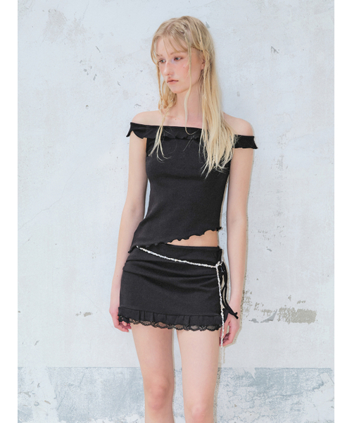 ETMON(エトモン)の「Eyelet Ruffle Off Shoulder T-Shirt, Black(Tシャツ/カットソー・レディース・その他・F)」の1枚目の写真