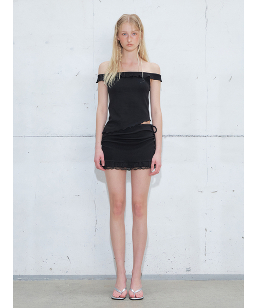 ETMON(エトモン)の「Eyelet Ruffle Off Shoulder T-Shirt, Black(Tシャツ/カットソー・レディース・その他・F)」の3枚目の写真