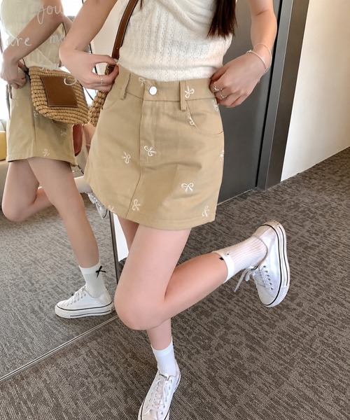 Silly(シリー)の「【ガーリーな雰囲気が◎】リボン刺繍ミニスカート(スカート・レディース・ホワイト/カーキ・MEDIUM/LARGE)」の1枚目の写真