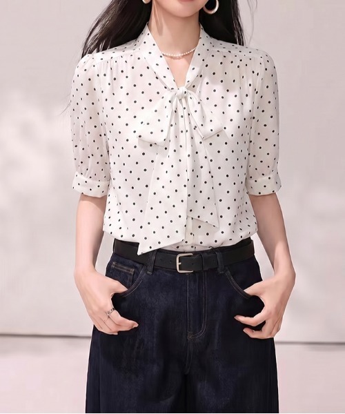 LUCPY（ラクピー）の「ドット柄ボウタイブラウス（シャツ/ブラウス・レディース・ホワイト・SMALL/MEDIUM/X-LARGE）」の2枚目の写真
