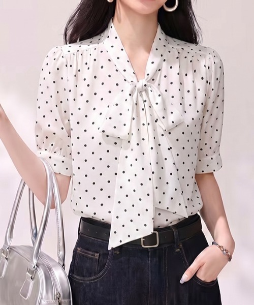 LUCPY（ラクピー）の「ドット柄ボウタイブラウス（シャツ/ブラウス・レディース・ホワイト・SMALL/MEDIUM/X-LARGE）」の3枚目の写真