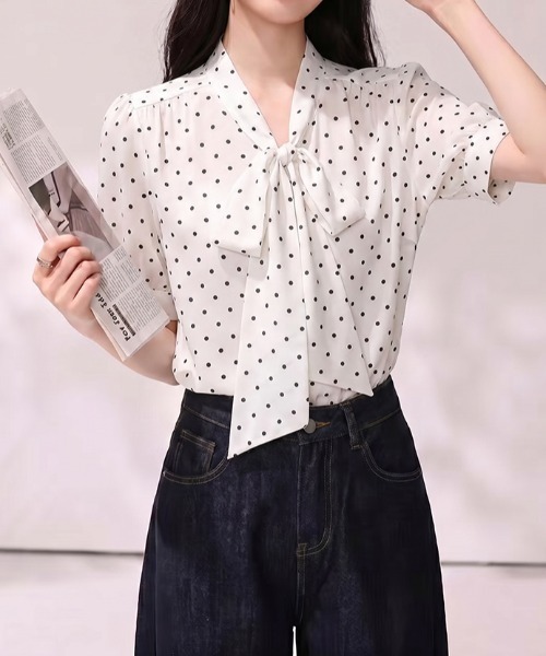 LUCPY（ラクピー）の「ドット柄ボウタイブラウス（シャツ/ブラウス・レディース・ホワイト・SMALL/MEDIUM/X-LARGE）」の4枚目の写真