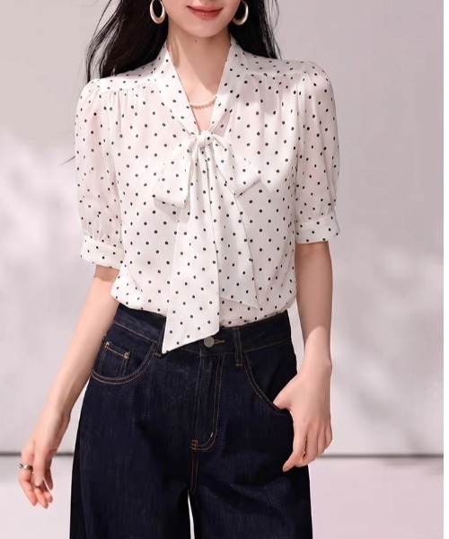 LUCPY（ラクピー）の「ドット柄ボウタイブラウス（シャツ/ブラウス・レディース・ホワイト・SMALL/MEDIUM/X-LARGE）」の5枚目の写真