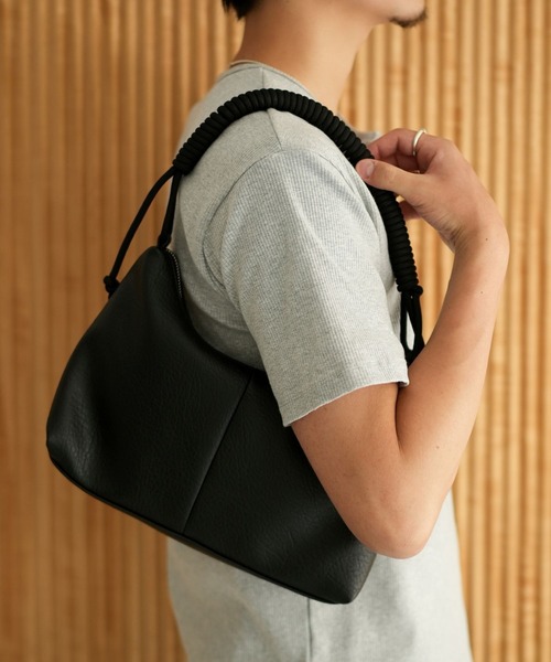 LURAKU(ルラク)の「【LURAKU】 Rope Handle Mini Shoulder Bag / ロープハンドルミニショルダーバッグ(ハンドバッグ・メンズ・ブラック・FREE)」の5枚目の写真