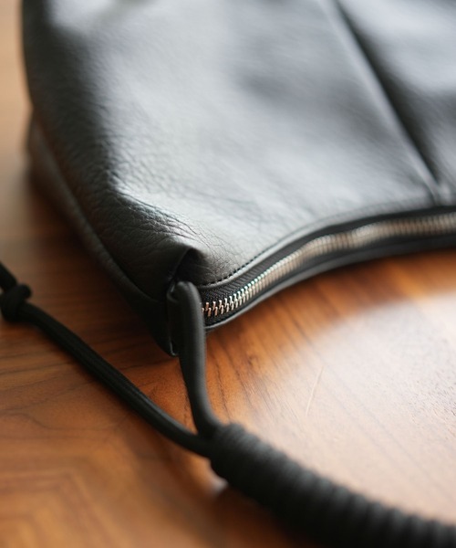 LURAKU(ルラク)の「【LURAKU】 Rope Handle Mini Shoulder Bag / ロープハンドルミニショルダーバッグ(ハンドバッグ・メンズ・ブラック・FREE)」の8枚目の写真