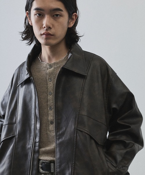 Shoowtime(ショウタイム)の「Vintage-Inspired Faux Leather Oversized Zip-Up Blouson / ヴィンテージライク合成皮革オーバーサイズジップアップブルゾン(ブルゾン・メンズ・ブラック系その他/ブラウン系その他・X-LARGE/LARGE/MEDIUM)」の1枚目の写真