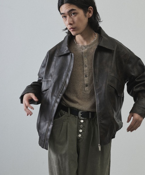 Shoowtime(ショウタイム)の「Vintage-Inspired Faux Leather Oversized Zip-Up Blouson / ヴィンテージライク合成皮革オーバーサイズジップアップブルゾン(ブルゾン・メンズ・ブラック系その他/ブラウン系その他・X-LARGE/LARGE/MEDIUM)」の12枚目の写真