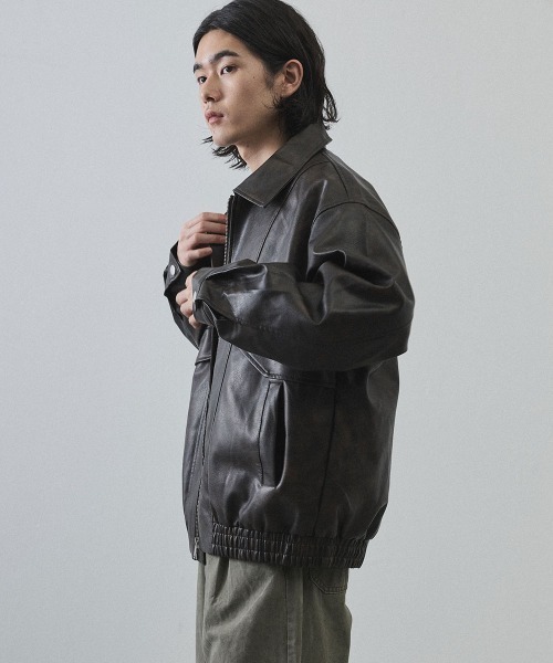 Shoowtime(ショウタイム)の「Vintage-Inspired Faux Leather Oversized Zip-Up Blouson / ヴィンテージライク合成皮革オーバーサイズジップアップブルゾン(ブルゾン・メンズ・ブラック系その他/ブラウン系その他・X-LARGE/LARGE/MEDIUM)」の13枚目の写真