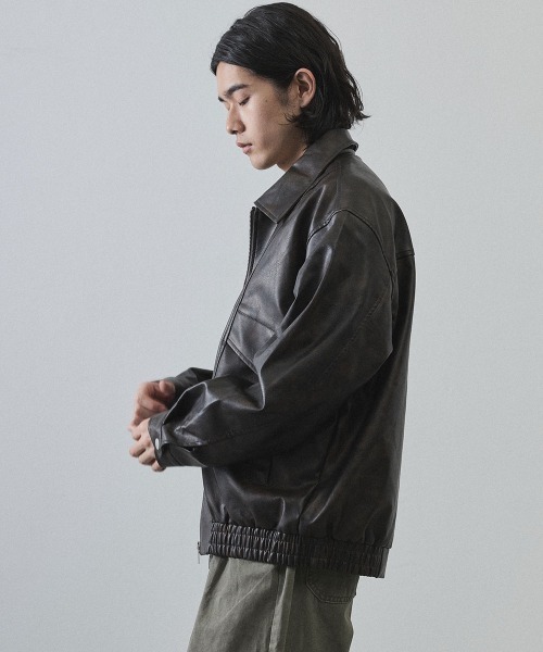 Shoowtime(ショウタイム)の「Vintage-Inspired Faux Leather Oversized Zip-Up Blouson / ヴィンテージライク合成皮革オーバーサイズジップアップブルゾン(ブルゾン・メンズ・ブラック系その他/ブラウン系その他・X-LARGE/LARGE/MEDIUM)」の5枚目の写真