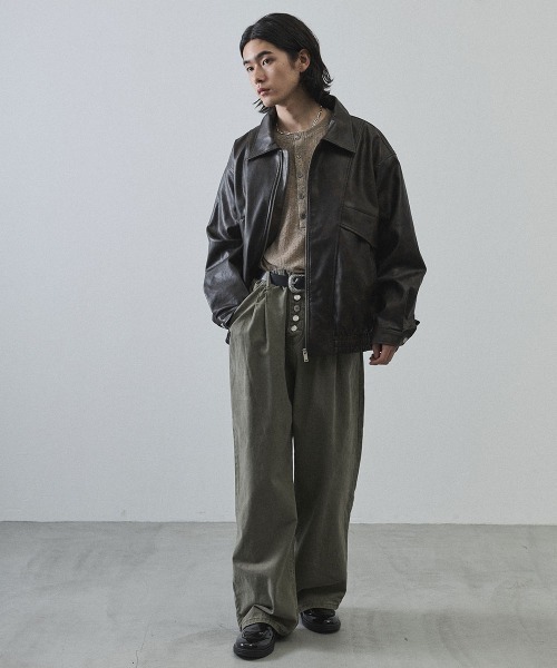 Shoowtime(ショウタイム)の「Vintage-Inspired Faux Leather Oversized Zip-Up Blouson / ヴィンテージライク合成皮革オーバーサイズジップアップブルゾン(ブルゾン・メンズ・ブラック系その他/ブラウン系その他・X-LARGE/LARGE/MEDIUM)」の3枚目の写真