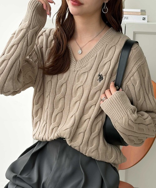 U.S. POLO ASSN.(ユーエスポロアッスン)の「GeeRA別注【U.S. POLO ASSN.】ワンポイントVネックケーブルニット(ニット/セーター・レディース・ネイビー/グレー/ベージュ・X-LARGE/LARGE/MEDIUM/SMALL)」の1枚目の写真