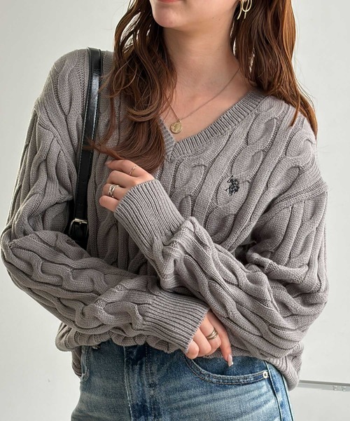 U.S. POLO ASSN.(ユーエスポロアッスン)の「GeeRA別注【U.S. POLO ASSN.】ワンポイントVネックケーブルニット(ニット/セーター・レディース・ネイビー/グレー/ベージュ・X-LARGE/LARGE/MEDIUM/SMALL)」の4枚目の写真