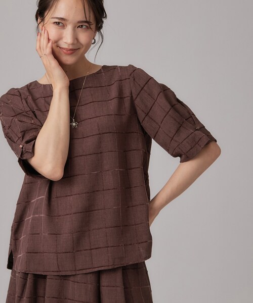 SHOO・LA・RUE(シューラルー)の「【セットアップ可/S-LL】夏でも感じられる秋気分 モールチェックタックスリーブ ブラウス(シャツ/ブラウス・レディース・ボルドー/ブルー/ブラック/ベージュ/ブラウン系その他・01/02/03/04)」の1枚目の写真