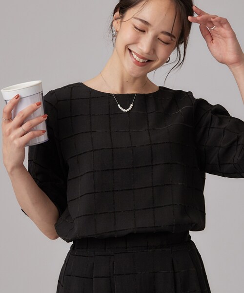 SHOO・LA・RUE(シューラルー)の「【セットアップ可/S-LL】夏でも感じられる秋気分 モールチェックタックスリーブ ブラウス(シャツ/ブラウス・レディース・ボルドー/ブルー/ブラック/ベージュ/ブラウン系その他・01/02/03/04)」の2枚目の写真