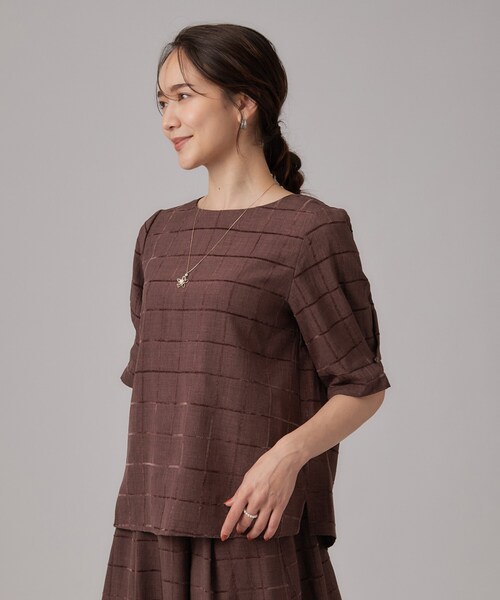 SHOO・LA・RUE(シューラルー)の「【セットアップ可/S-LL】夏でも感じられる秋気分 モールチェックタックスリーブ ブラウス(シャツ/ブラウス・レディース・ボルドー/ブルー/ブラック/ベージュ/ブラウン系その他・01/02/03/04)」の14枚目の写真