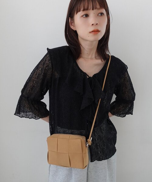 DISCOAT(ディスコート)の「【必需品がしっかり入る◎】メッシュ編みシュリンクショルダーバッグ(ショルダーバッグ・レディース・ブラック/キャメル/ボルドー/アイボリー/シルバー/ダークブラウン・FREE)」の4枚目の写真