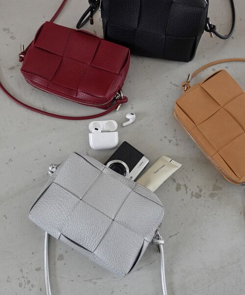 DISCOAT(ディスコート)の「【必需品がしっかり入る◎】メッシュ編みシュリンクショルダーバッグ(ショルダーバッグ・レディース・ブラック/キャメル/ボルドー/アイボリー/シルバー/ダークブラウン・FREE)」の6枚目の写真